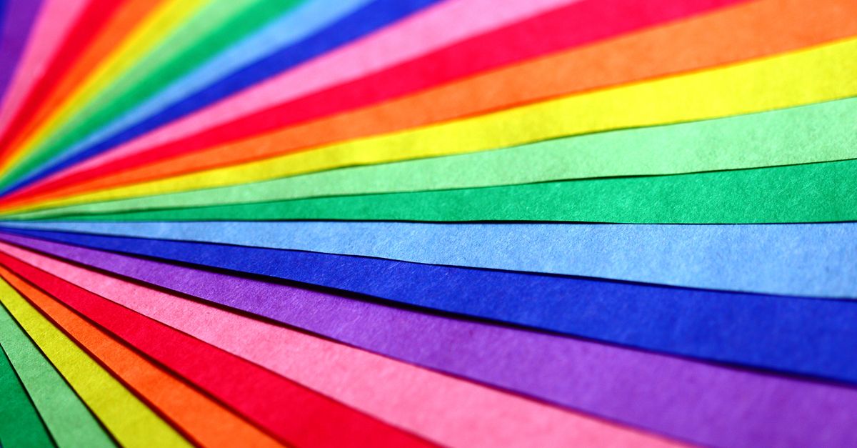 Perspektif açısıyla dizilmiş parlak renkli kağıtlar: sarı, yeşil, mavi, mor, pembe, kırmızı ve turuncu tonlar bir noktaya doğru yaklaşıyor.