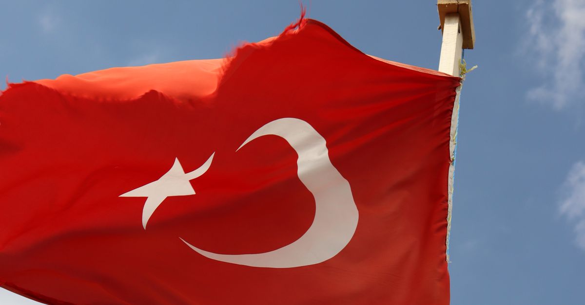 Bir Çay Bardağının Beline Sarılan Parmaklar Üzerine