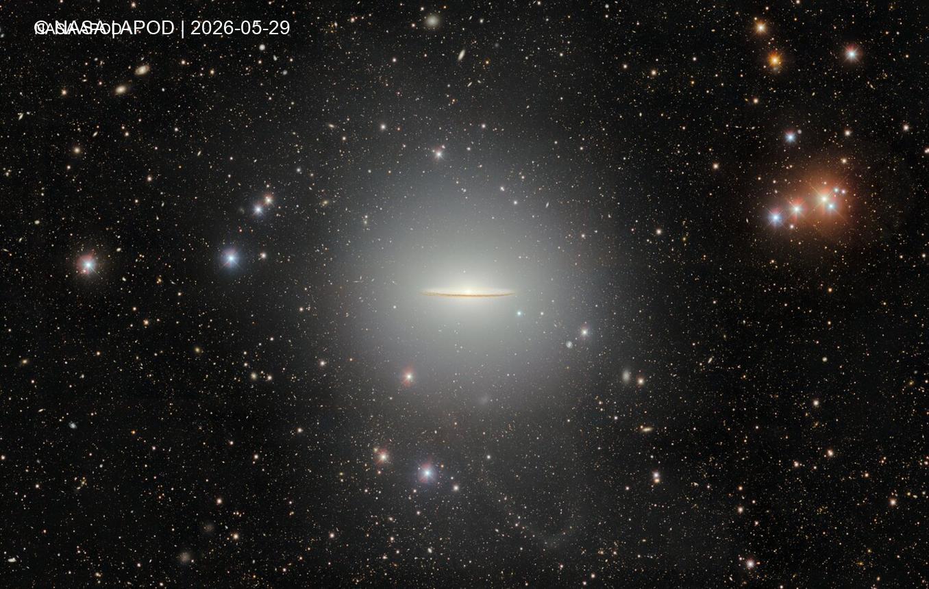 Gökada Messier 104'ün merkezinde parlak çekirdek ve etrafını saran geniş disk yapısı.